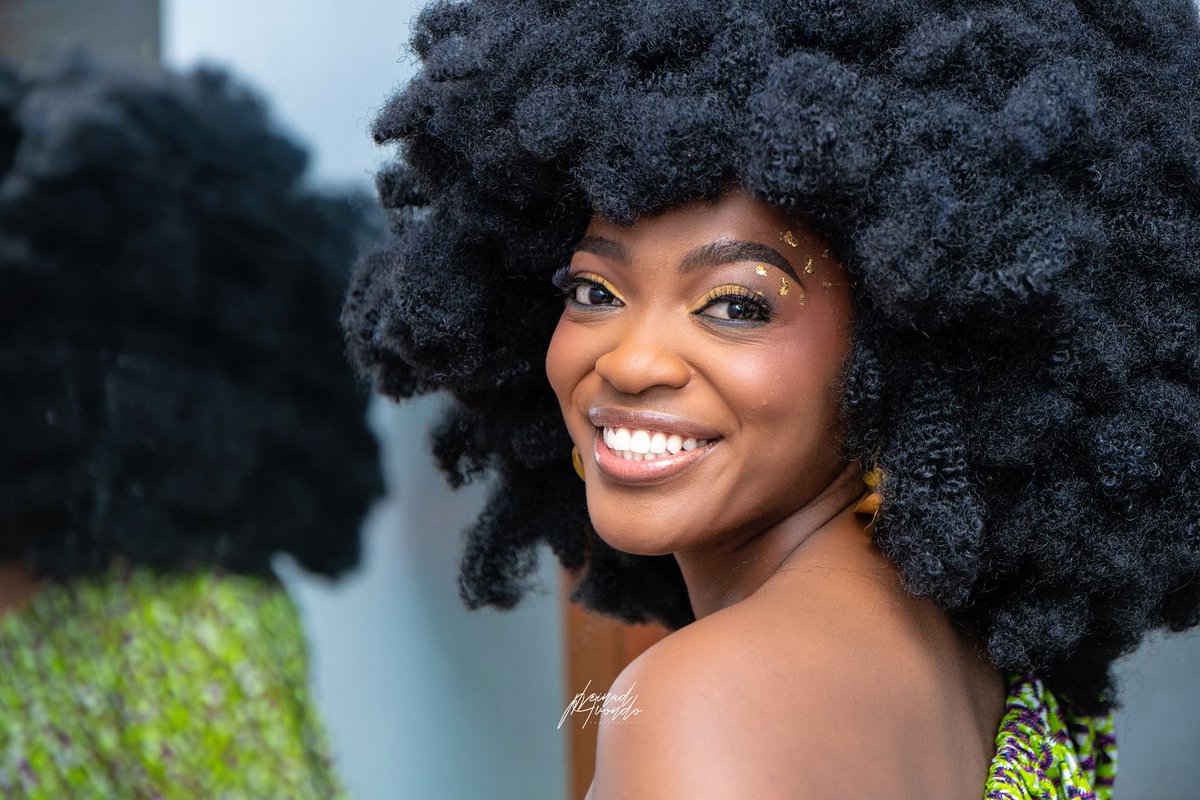 LydolSlam's tweet photo. Le sourire que je fais quand je pense à toutes les belles choses qui arrivent 🙈🤣❤️🤩 Bon début de semaine à tous 😘😘
#AMoi feat LE CALEB le challenge se poursuit 😏
#Lydol #LeSlamYArrivera #Hybride #AfroQueen https://t.co/6jMhQfAatC