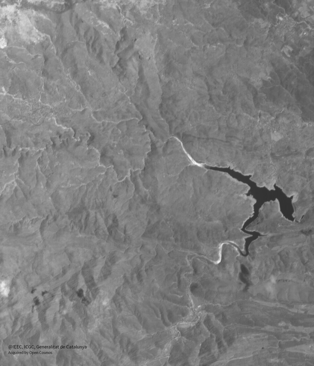 IEEC_space's tweet photo. 🔴 L'emergència per #sequera vista des de l'espai gràcies al #Menut 🛰️

El nanosatèl·lit d'#ObservacióTerra de l'#EstratègiaNewSpace del @govern obté imatges de #Catalunya regularment 🌍

Desenvolupat per @Open_Cosmos i amb el suport d'@IEEC_space i @ICGCat, el #Menut contribueix a monitorar afectacions causades per l’emergència climàtica 💧

Les imatges mostren l’efecte de la situació a l’#embassament de Darnius-Boadella, situat a la conca del Muga (#AltEmpordà), comparant l’estat actual respecte el de fa un any des de l'espai. 

🔸 (Esquerra) Imatge en infraroig obtinguda pel satèl·lit #sentinel2 (programa europeu #Copernicus). Data: 21 d’agost de 2022
🔸 (Dreta) Imatge en infraroig obtinguda pel satèl·lit #Menut (#EstratègiaNewSpace de la Generalitat de #Catalunya). Data: 23 d'agost de 2023

S’observa clarament la pèrdua de volum d’aigua (imatge de la dreta), especialment a les dues cues de l’embassament.

🦠 A més a més, la major intensitat de “color” en aquesta zona indica un augment de nutrients, proliferació d'activitat vegetal i #pèrdua d’oxigen de l'aigua (processos d’eutrofització). Això té un #impacte negatiu en la qualitat de l’aigua que incideix sobre la #vida aquàtica.

📢 Segons les darreres #dades, el pantà (el 5è més gran de les conques internes de Catalunya, d'un total de 9) es troba al 14% de la seva capacitat, la #meitat d’ara fa un any.

#EstratègiaNewSpace @tic @IEEC_space @ICGCat @Open_Cosmos