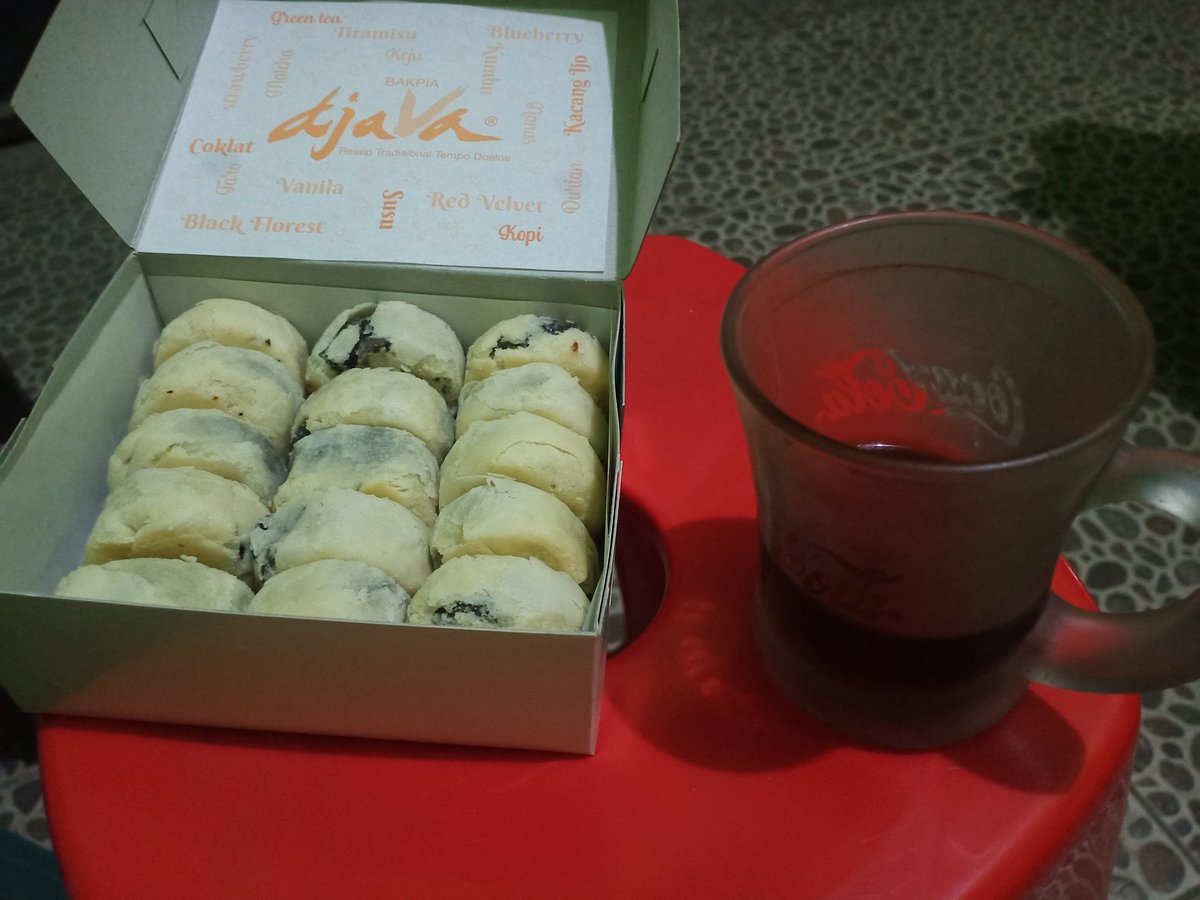 me_badar's tweet photo. @Widino Sruput sitik mas.. Bakpia djava https://t.co/uIqwrymg2U