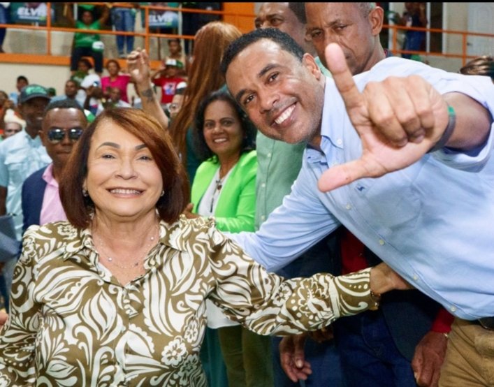 ConLeonel1's tweet photo. Volvamos para adelante con la señal del triunfo Leonel Fernández y la fuerza del pueblo y todos sus candidatos
#FuerzaDelPueblo #ConLeonel @LeonelFernandez #VolvamosPáLante #VolvamosPaLante #CaravanaFP #RescateRD https://t.co/aBsOcZfadN
