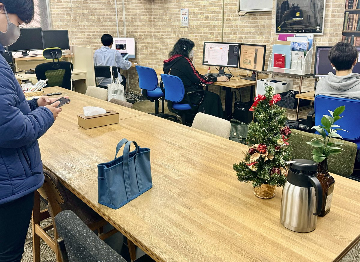 dhw_kumamoto's tweet image. 今日も寒かったですねー！ 
黙々と長時間学習される受講生さんが多い日でした✏️✨時に甘いものを食べつつ、お茶も飲んで・・・🍵
一緒に頑張りましょ〜！

#デジハリ熊本  #Webスクール  #webデザイン勉強中   #デザイン勉強中  #CG勉強中 #熊本スクール #就職 #転職