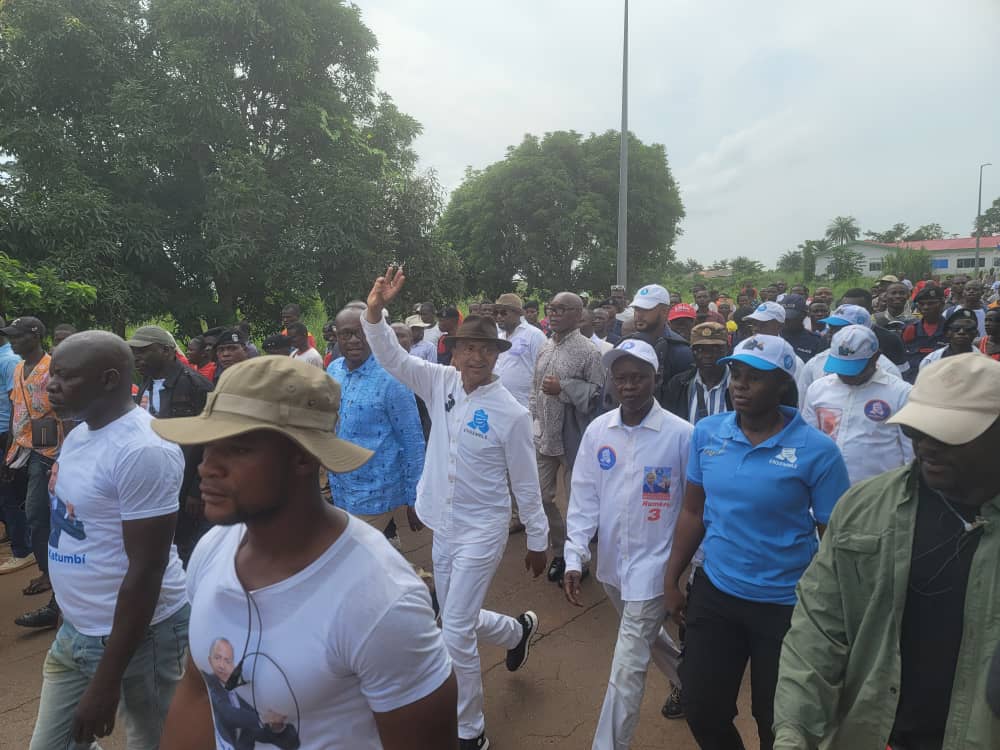Campagne électorale : @moise_katumbi accompagné de @DSESANGA viennent d' arriver à Gbadolite dans le Nord Ubangi 

#RDC, #présidentielle2023