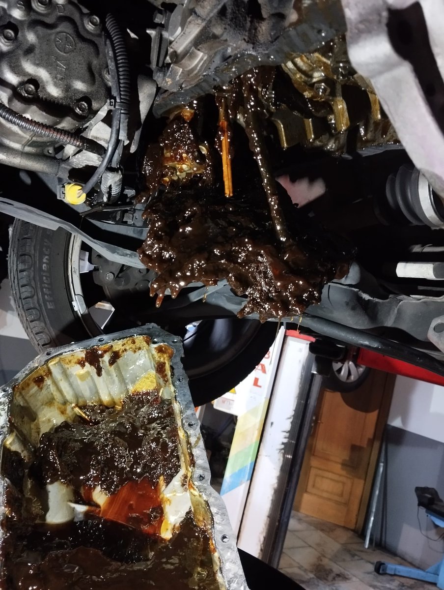 ToroCars's tweet photo. Me gusta entender por qué pasan las cosas.
En este caso necesito a alguien que me lo explique, ¿un químico en la sala?.
¿Por qué le pasa esto al aceite?.
Lo único que me encaja es que no sea aceite de motor.
En vídeo impresiona más, lo preparo y os lo subo. https://t.co/nchuQecNe4