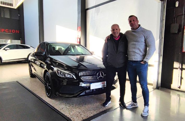 AutomocionCopa's tweet photo. ¡¡Emociones que conducen un día de entrega!!. ¡Clientes felices con su nuevo Mercedes-Benz CLA 200D DCT en Automoción Copa! 🌟🚗 
-
#ExperienciaCopa #MercedesBenz #mercedescla https://t.co/esg5pQHHOi