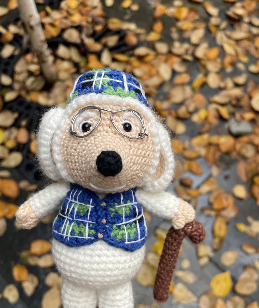 The festive season has begun, temperatures have dropped, and drinking tea is the only thing I can think of. What is on your mind today? 🫖❄️ - Great Uncle Bulgaria Amigurumi design by KHUC CAY