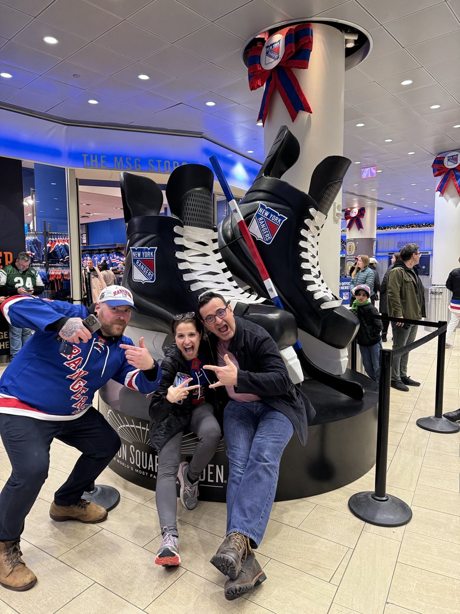 Always ❤️ getting photo bombed ⁦<a href="/TheGarden/">MSG</a>⁩. Big scoring ⁦<a href="/NYRangers/">New York Rangers</a>⁩ win and welcome back ⁦<a href="/foxyclean/">Adam Fox</a>⁩. THANK YOU ⁦<a href="/MrMikeBlake/">Michael Blake</a>⁩ for the suite 🪑🪑and LGR!!!!!