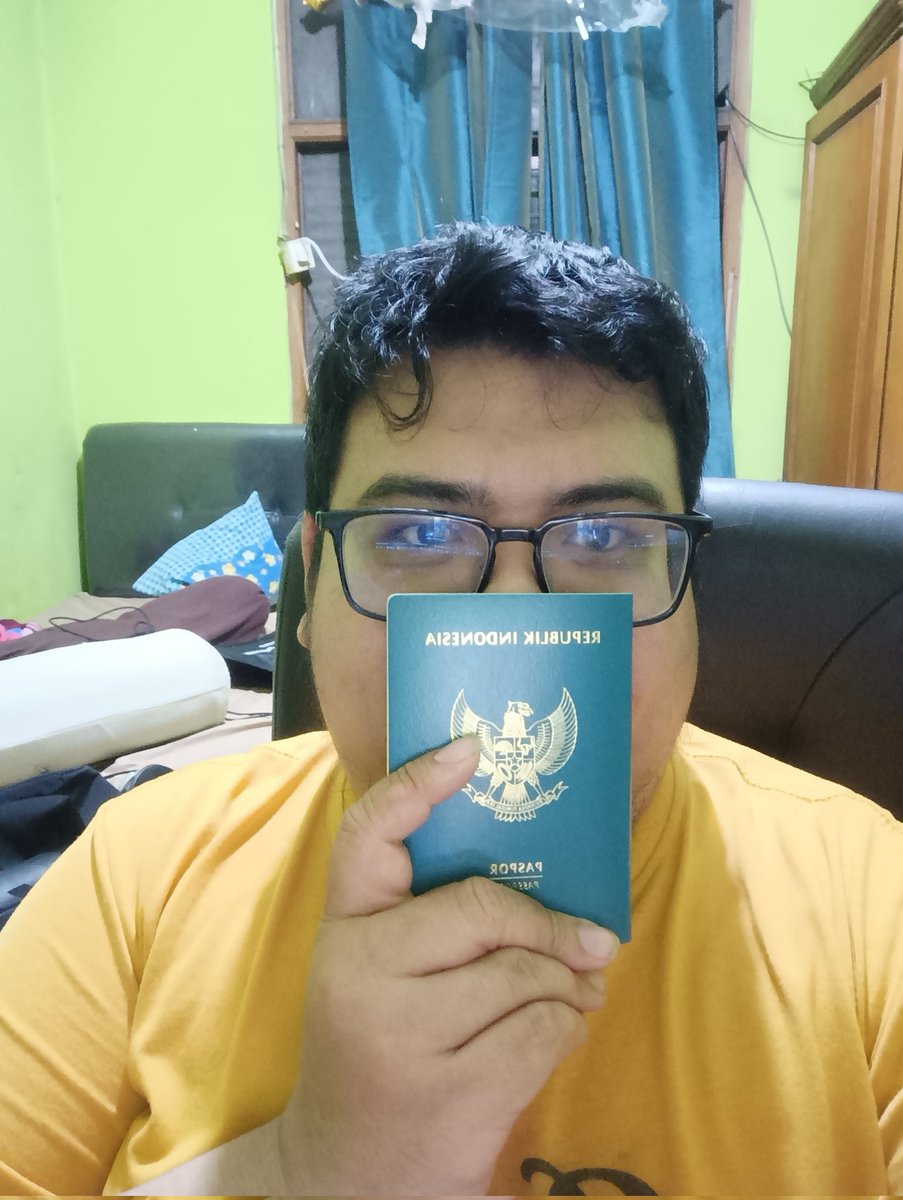Cessa_sama's tweet photo. Got my passport!!! XD https://t.co/tkHTE31DXA