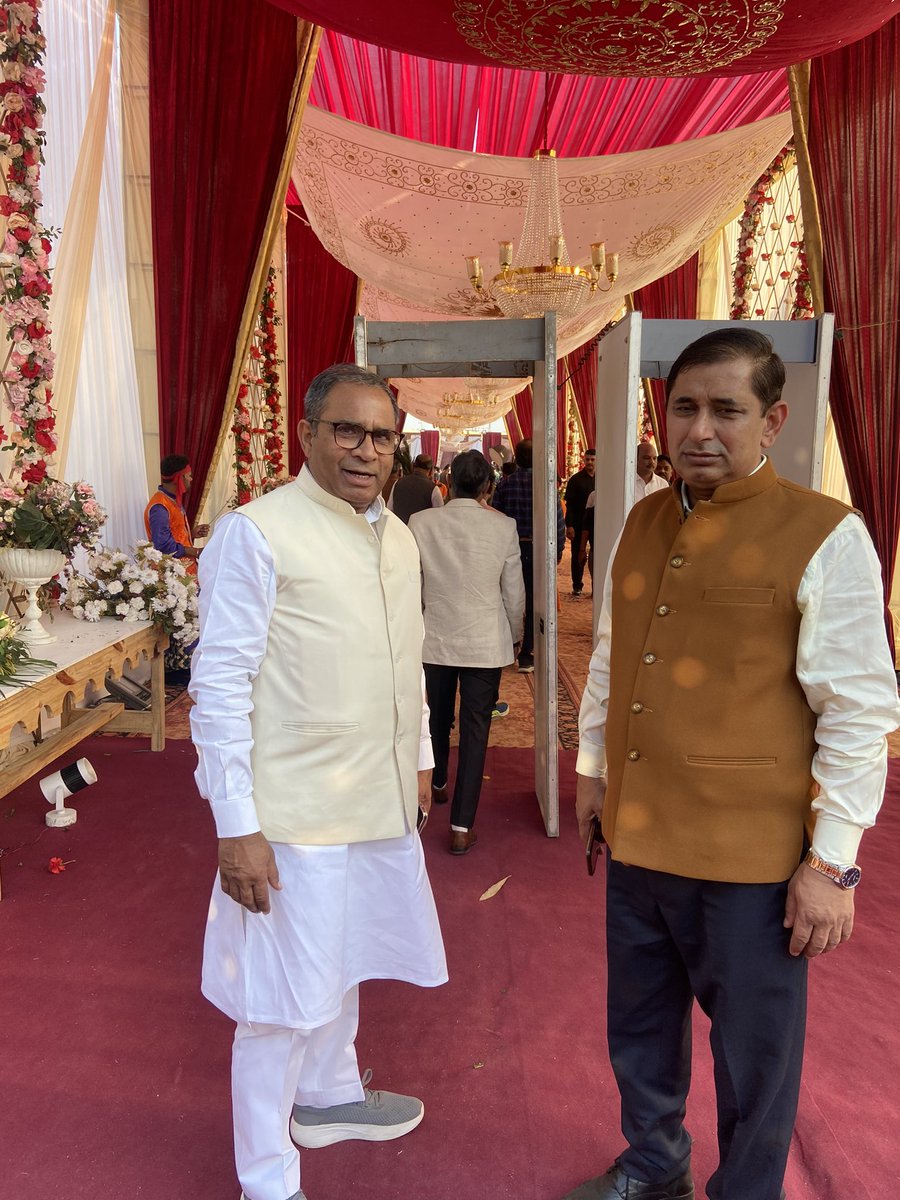 DrSnagarBJP's tweet photo. लखनऊ स्थित जनेश्वर मिश्र पार्क में उत्तर प्रदेश सरकार के मा० कैबिनेट मंत्री श्री स्वतंत्र देव सिंह जी की सुपुत्री के विवाहोपरान्त आयोजित आशीर्वाद समारोह में सम्मिलित हुआ । @swatantrabjp @BJP4UP https://t.co/z2Z2vc2X0y