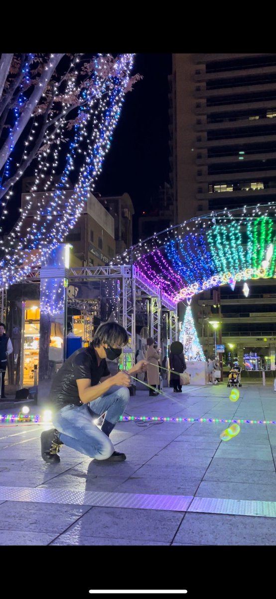 Alps817's tweet photo. 2023/12/03(日)
#クリスマス大道芸
TAKE-Iguchi.さん
青葉で…
クリスマス大道芸で…
イルミネーションとIguchiさん✨
バランス芸も🪀
光るヨーヨーも、曲も…
全てが最高でした☺️🥹😭
素敵すぎました✨️
カッコよかった~!
#TAKEIguchi.さん
#ヨーヨー
#静岡 #青葉 https://t.co/8W7OZh7MTw