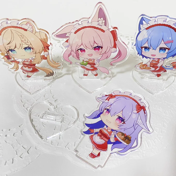 【Vketリアル頒布物紹介】1つ目はアクリルスタンドです!桔梗、マヌカ、カリン、ラスクがお揃いのクリスマスメイド衣装を着ています台座はハート型になっています!サイズ:約7cm価格:700円12/16(土)当日の頒布のほか、後日BOOTHで通販も予定しております! #Vket  #VketReal 