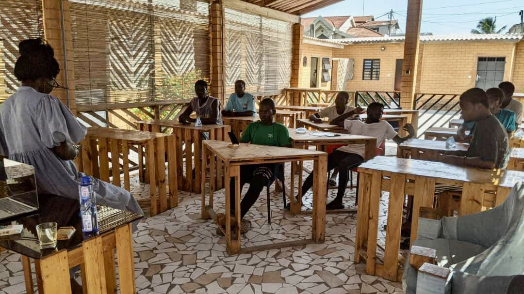 Un grand plaisir d’avoir partagé ce samedi mon parcours entrepreneurial avec quelques jeunes d’Agodekè et  les valeurs fondamentales de la Fondation.
Merci à tous pour les bonnes idées échangées.
Très bientôt pour le prochain rendez-vous..