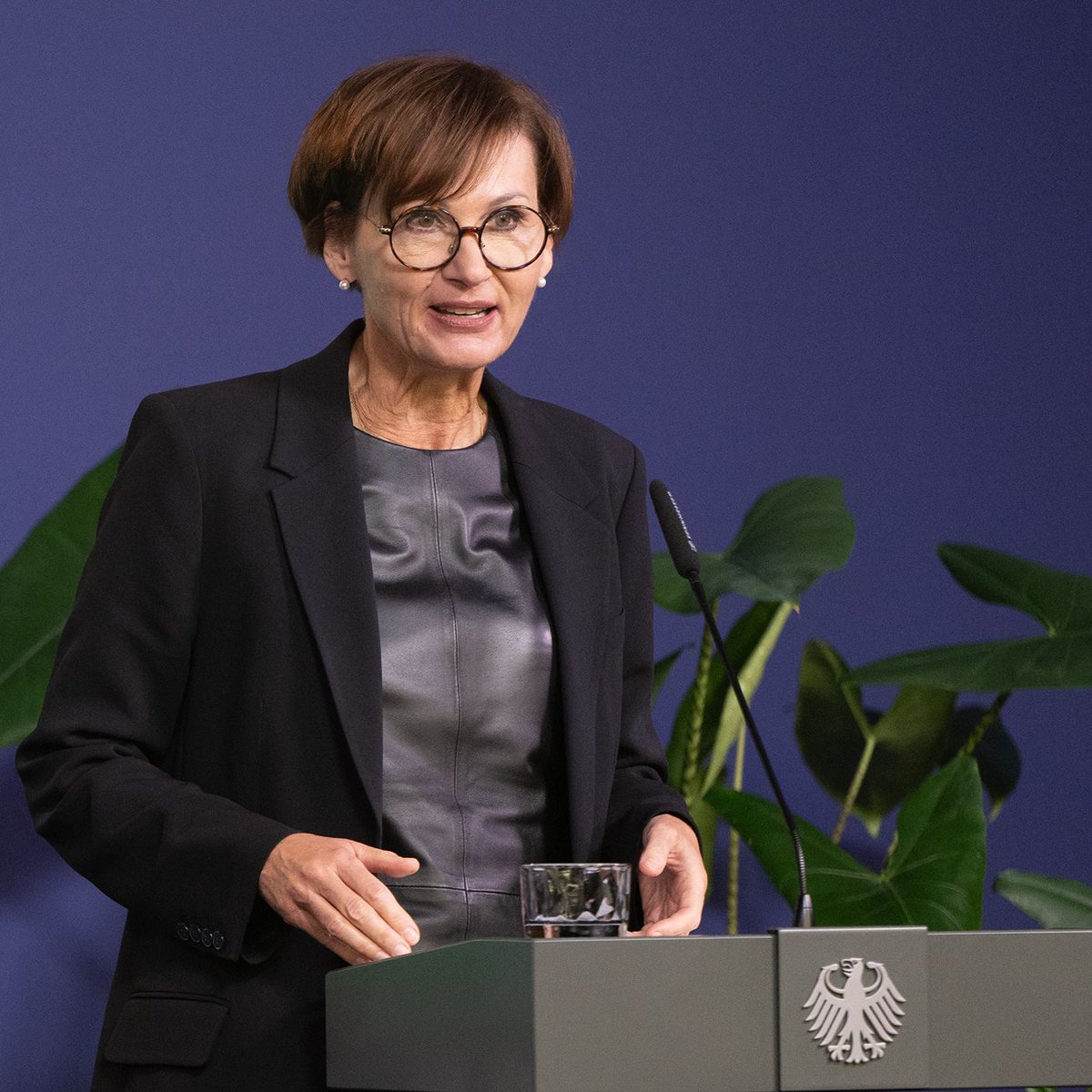 bmftr_bund's tweet photo. Mit #Bioökonomie schaffen wir die Grundlagen, um zukünftig gut leben zu können! Das hob BM @starkwatzinger hervor, als sie das Bioökonomie-Forum eröffnete. Biotech-Innovationen sind Gamechanger. Sie helfen, #Ressourcen zu sparen, ermöglichen #Wertschöpfung und sichern #Wohlstand. https://t.co/kseoLeftLO