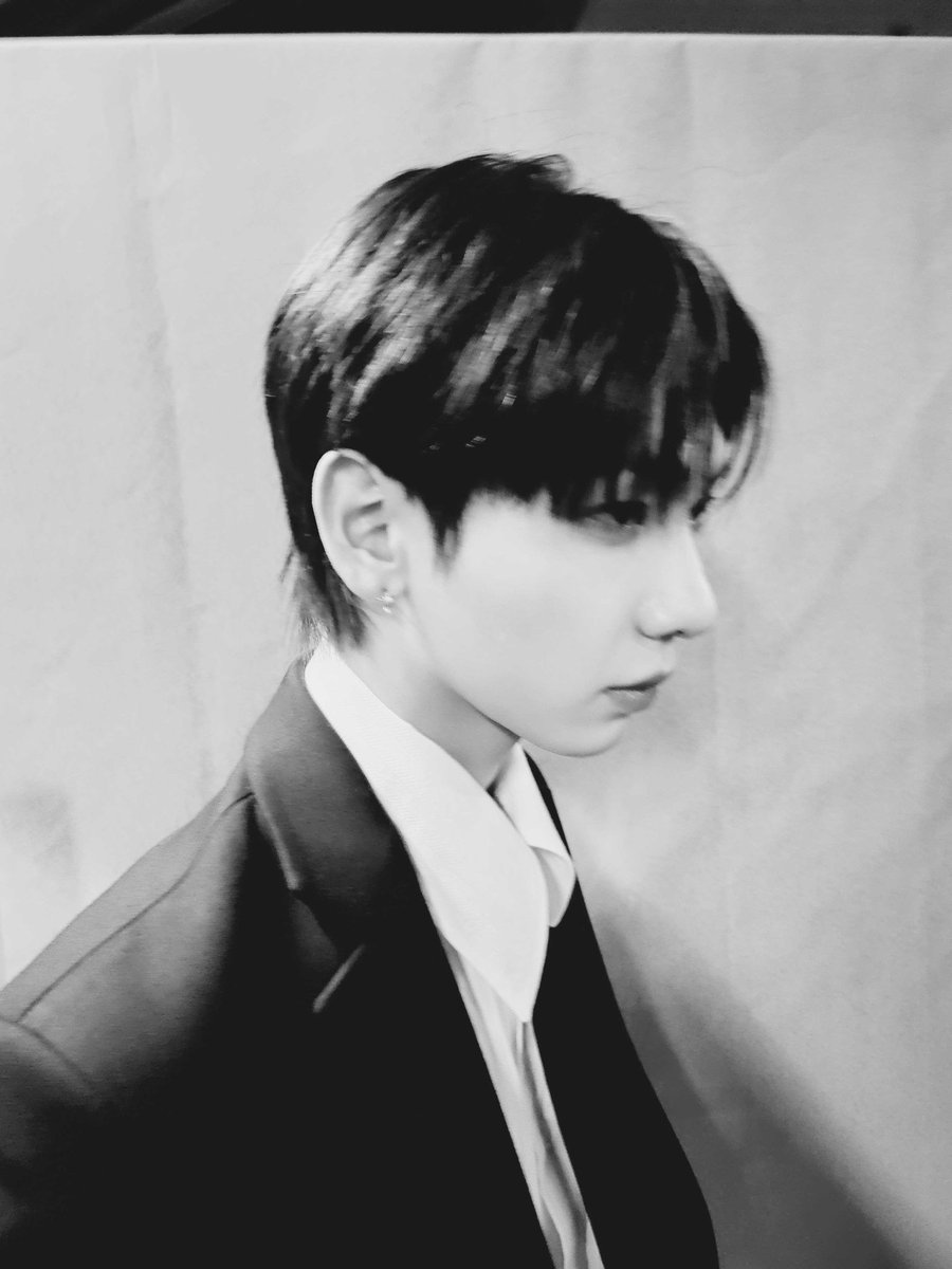 BOYNEXTDOOR_twt's tweet photo. 생일 축하해 줘서 고마워요

이젠 꿈에서 깨
가끔 넌 애석해도 
원하지 않는 미소 짓지
"안 그래도 돼"

사막서 핀 마지막 장미를 잃은 듯
물을 뒤늦게 줘도 절대 피울 수 없는 이름을

극점에 서 있는 나
봄이 오겠지 금방
기다려도 지나가지 않을 겨울인 건가

아이가 되기엔 어른이 되어야만 하는 너에게
이 비가 멈추기 전까진 함께 있어 약속해

#명재현 #보이넥스트도어
#JAEHYUN #BOYNEXTDOOR