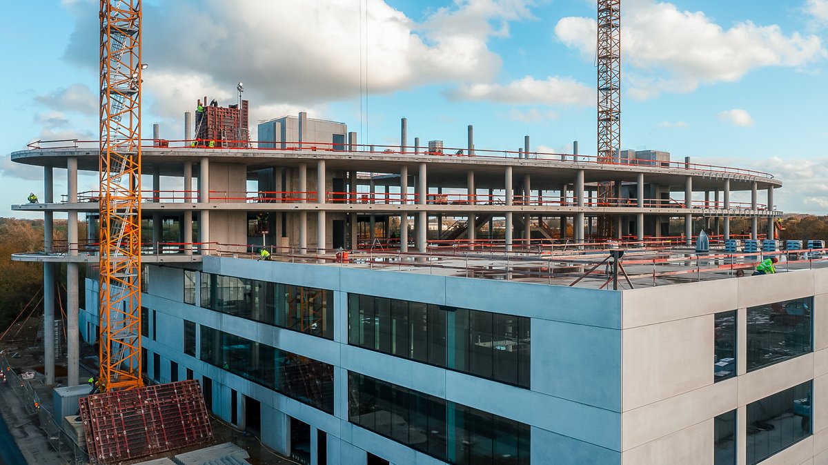 picanolnv's tweet photo. Weโve completed the last major concrete pour at our new headquarters in Ieper, which means the floor slab of the top floor is now finished. Weโve also started the structural work and the techniques in the underground parking lot. #picanol #readyforthefuture #workingatpicanol https://t.co/KEtmFxgXcf