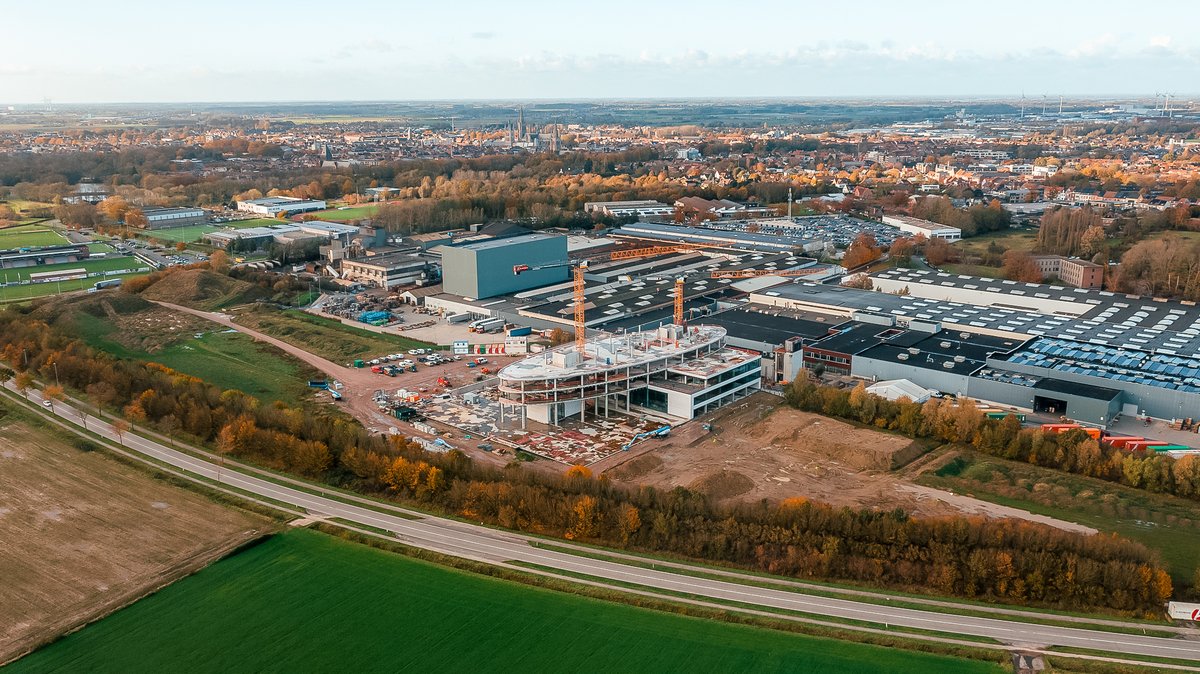 picanolnv's tweet photo. Weโve completed the last major concrete pour at our new headquarters in Ieper, which means the floor slab of the top floor is now finished. Weโve also started the structural work and the techniques in the underground parking lot. #picanol #readyforthefuture #workingatpicanol https://t.co/KEtmFxgXcf