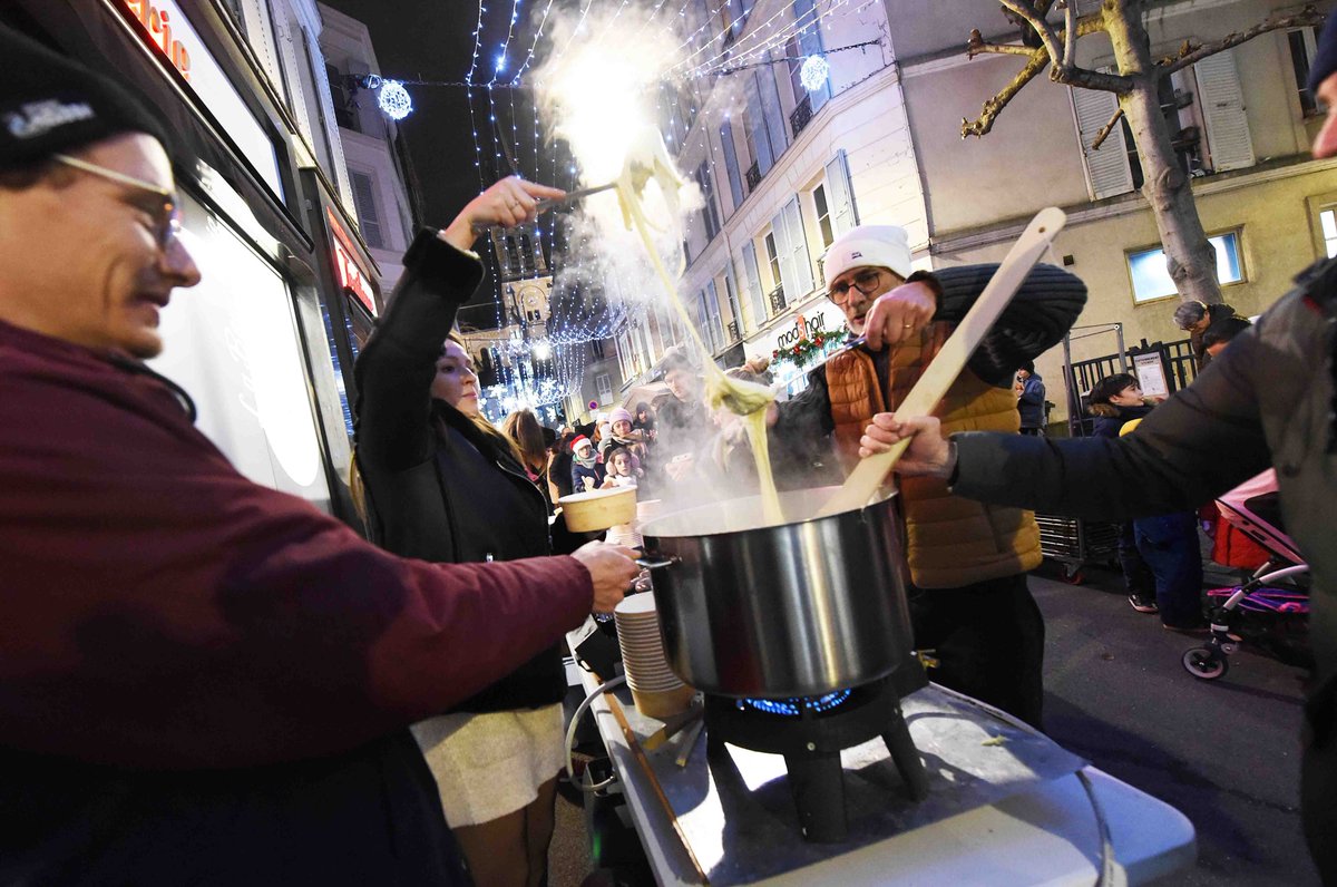 VilleSaintCloud's tweet photo. [ RETOUR EN IMAGES ] 📸
Retour en images sur la Fête de l'hiver vendredi dernier rue de l'Église ! 

#retourenimages #instantcommerce #fêtedelhiver #saintcloud https://t.co/76yRqp1OdS