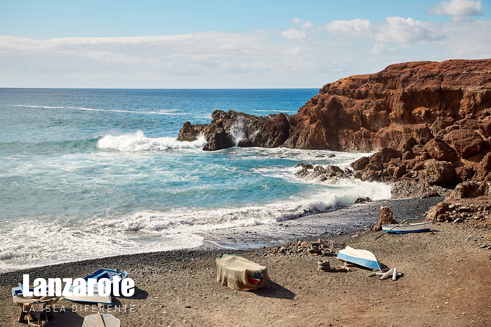 LANZAROTE y sus playas son un sueño hecho realidad. Costas vírgenes, aguas turquesas y arena suave te esperan en este rincón paradisíaco. ☀️ #LoveLanzarote #LoveLaGraciosa @turismolzt 👉🏼 ow.ly/zR7g50PTgpF