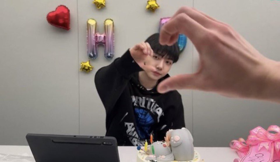 zzanshog's tweet photo. 이게가족이야 https://t.co/5XUIq1ddMn