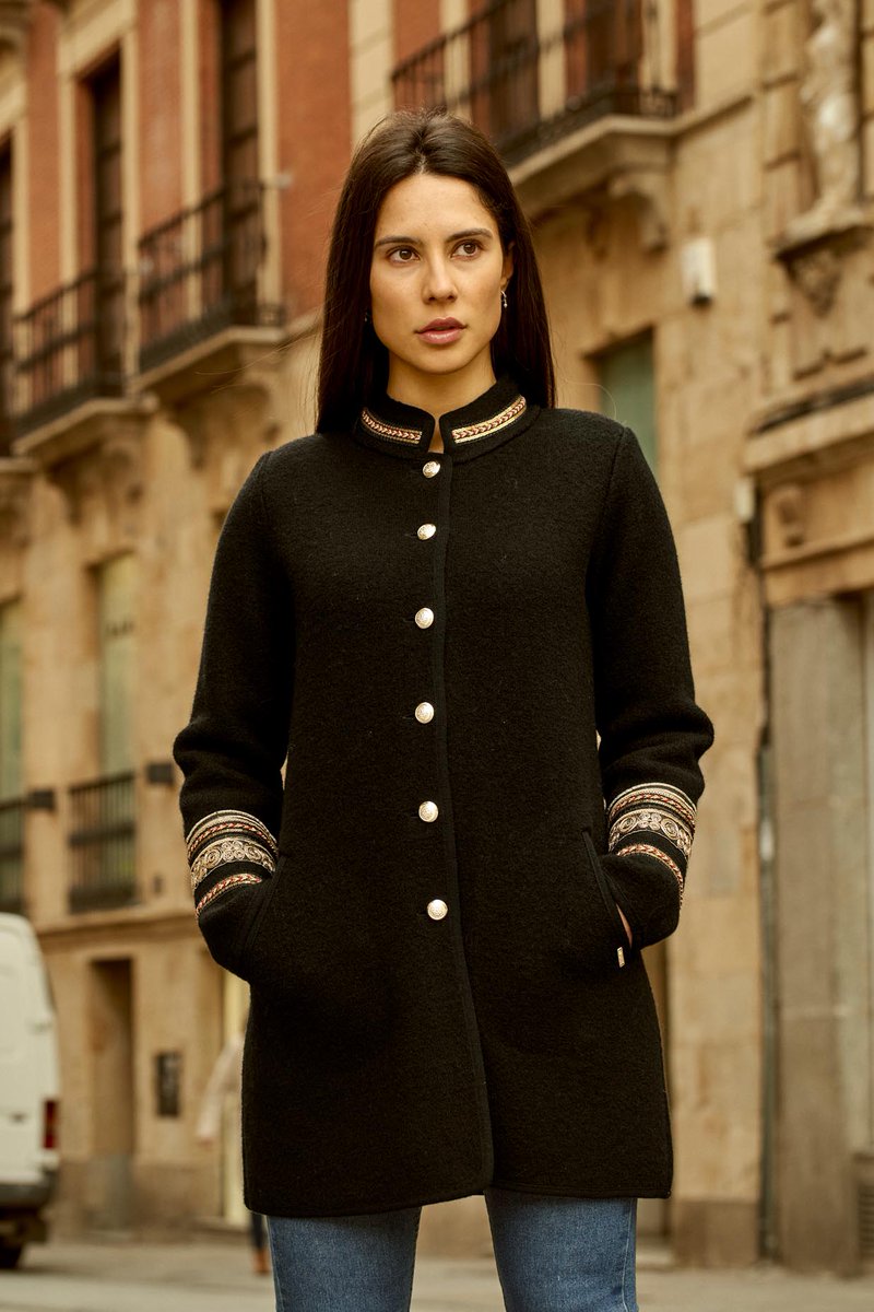 ¿Hace frío? Nuestros abrigos de pura lana merina son la mejor opción para estar abrigada y cómoda.

#abrigodelana #woolcoat #modamujer #womanfashion #moda #fashion #slowfashion #modalenta #modasostenible #sustainablefashion #lanamerino #merinowool #modadecalidad #qualityfashion