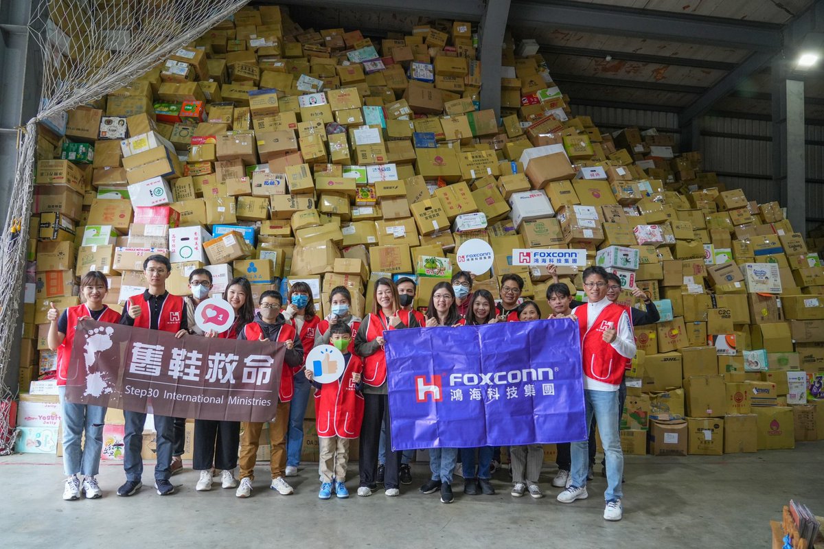 HonHai_Foxconn's tweet photo. #FoxconnSpreadingLoveToAfrica 🌍💙
We teamed up with #Step30 to make positive impact! Committed employees volunteered at the warehouse, putting in effort to organize and prepare donations, delivering unused shoes to the hands of children in Africa.
#ESG #HonHaiTechnologyGroup https://t.co/iCwUDCDDQA