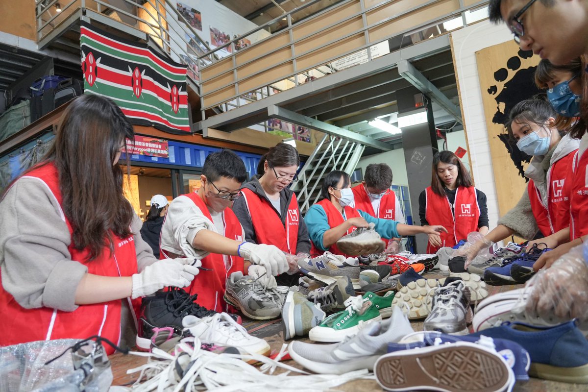 HonHai_Foxconn's tweet photo. #FoxconnSpreadingLoveToAfrica 🌍💙
We teamed up with #Step30 to make positive impact! Committed employees volunteered at the warehouse, putting in effort to organize and prepare donations, delivering unused shoes to the hands of children in Africa.
#ESG #HonHaiTechnologyGroup https://t.co/iCwUDCDDQA