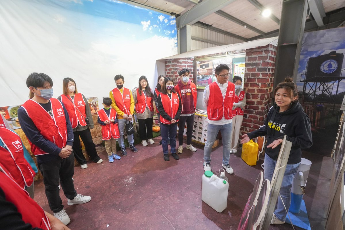 HonHai_Foxconn's tweet photo. #FoxconnSpreadingLoveToAfrica 🌍💙
We teamed up with #Step30 to make positive impact! Committed employees volunteered at the warehouse, putting in effort to organize and prepare donations, delivering unused shoes to the hands of children in Africa.
#ESG #HonHaiTechnologyGroup https://t.co/iCwUDCDDQA