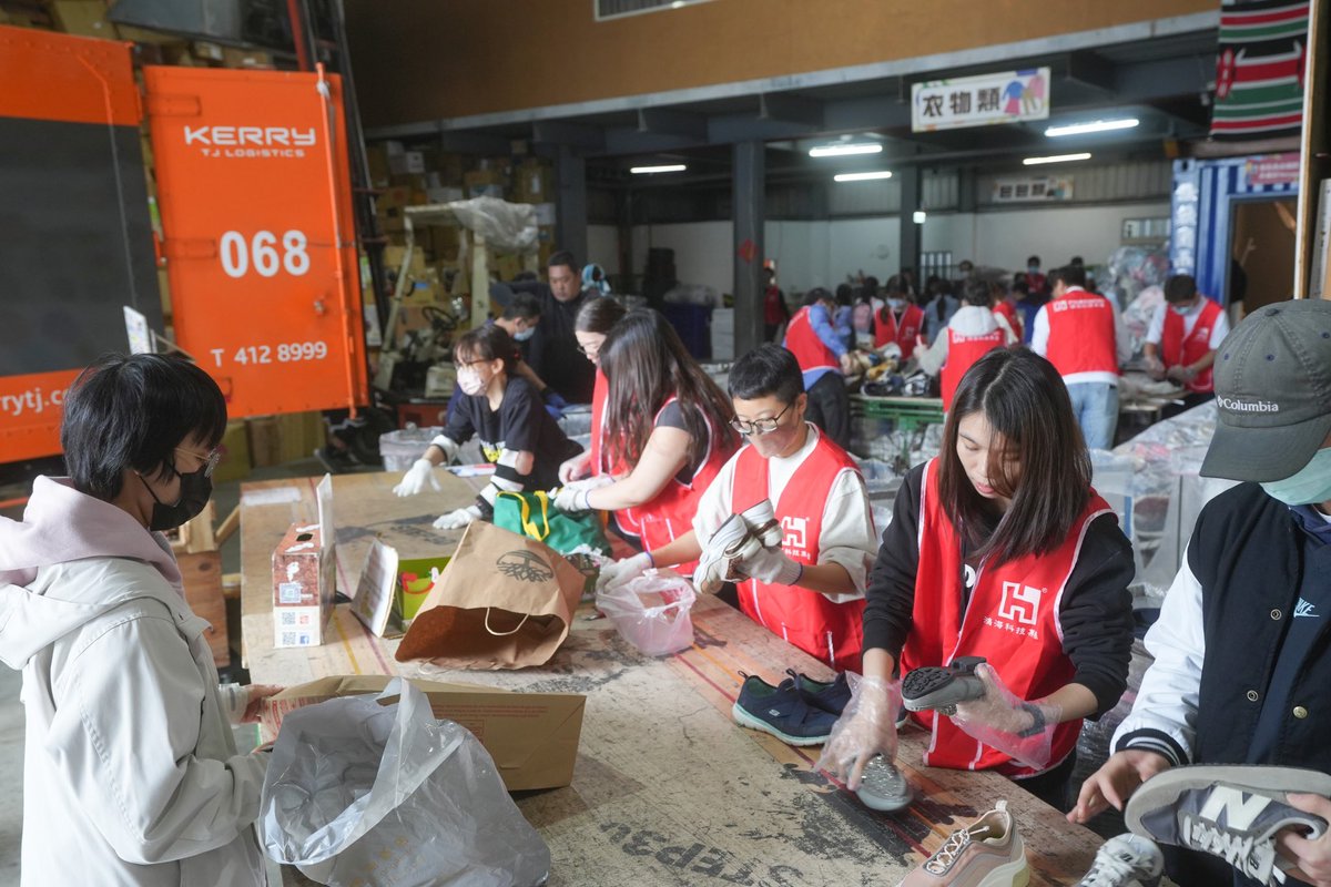 HonHai_Foxconn's tweet photo. #FoxconnSpreadingLoveToAfrica 🌍💙
We teamed up with #Step30 to make positive impact! Committed employees volunteered at the warehouse, putting in effort to organize and prepare donations, delivering unused shoes to the hands of children in Africa.
#ESG #HonHaiTechnologyGroup https://t.co/iCwUDCDDQA