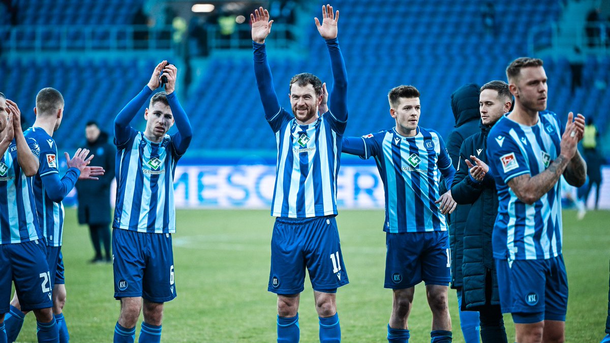 KarlsruherSC's tweet photo. Comeback geglückt, trotzdem war gestern mehr drin! 🏟️

Vielen Dank für eure grandiose Unterstützung im Stadion. Am Freitag wollen wir in Hannover dann wieder einen Sieg feiern! Nur der KSC! 💙 🤍

Alle Eindrücke in der Galerie ➡️ https://t.co/aUn81ZWZMP

#KSCmeineHeimat #KSCFCH https://t.co/pXtM5yLpr9