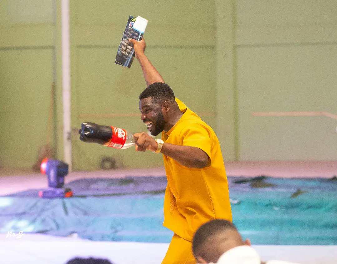 Omsu__2013's tweet photo. Celebrating our man of the moment at the  #Homecoming.  Happy Birthday Chief, thank you for all you do and the memories. We love you 😍 #Omsu13 🔥 😍 
#happybirthday #Mawulian #Highschool #Haviwo #Omsu #HighschoolDiaries #birthday 🇬🇭 #MawuliSchool https://t.co/IEdDRsU4Kh