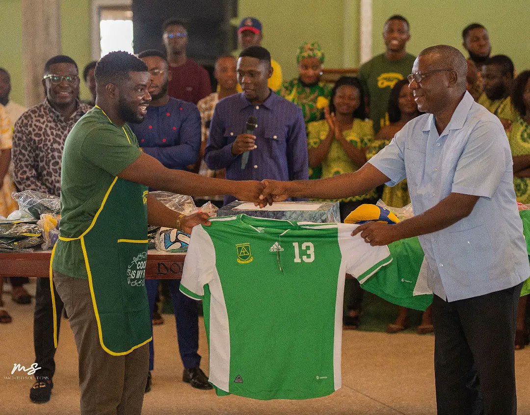 Omsu__2013's tweet photo. Celebrating our man of the moment at the  #Homecoming.  Happy Birthday Chief, thank you for all you do and the memories. We love you 😍 #Omsu13 🔥 😍 
#happybirthday #Mawulian #Highschool #Haviwo #Omsu #HighschoolDiaries #birthday 🇬🇭 #MawuliSchool https://t.co/IEdDRsU4Kh