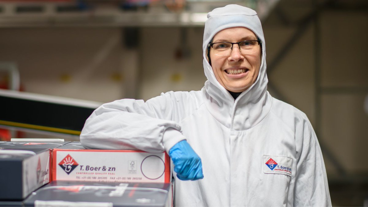 De Litouwse Vitalija werkt al vier jaar bij kalfsvleesverwerker T. Boer &amp; zn in Nederland. Ze spreekt meerdere talen, waardoor ze collega's uit verschillende landen kan helpen. Om meer te weten te komen over Vitalija en haar talenten, lees de blog: vandriegroup.com/nl/nieuws/blog…