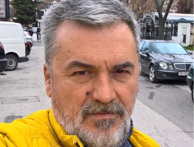 До оние кои ме следат од соседството.Ова е главниот осомничен за убиството на Вања во Скопје , Македонија 🇲🇰

Ако овај човек е виден во  
Србија 🇷🇸 , Хрватска🇭🇷 , Албанија 🇦🇱, Косово , Бугарија🇧🇬 , Турција 🇹🇷 одма да го пријавите во полициска станица .