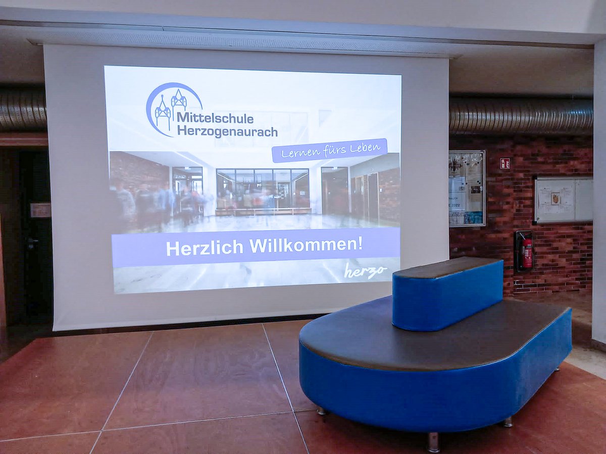 PETERBREHM_GmbH's tweet photo. Wollt ihr wissen, welche Berufe ihr bei uns erlernen könnt und wie Eure Karriere aussehen kann? Regelmäßig sind unsere Ausbilder*innen in Schulen unterwegs und ermöglichen Euch einen Blick hinter die Kulissen in die spannende Welt der Medizintechnik bei #PETERBREHM. #Ausbildung https://t.co/IDJGhxkSEq