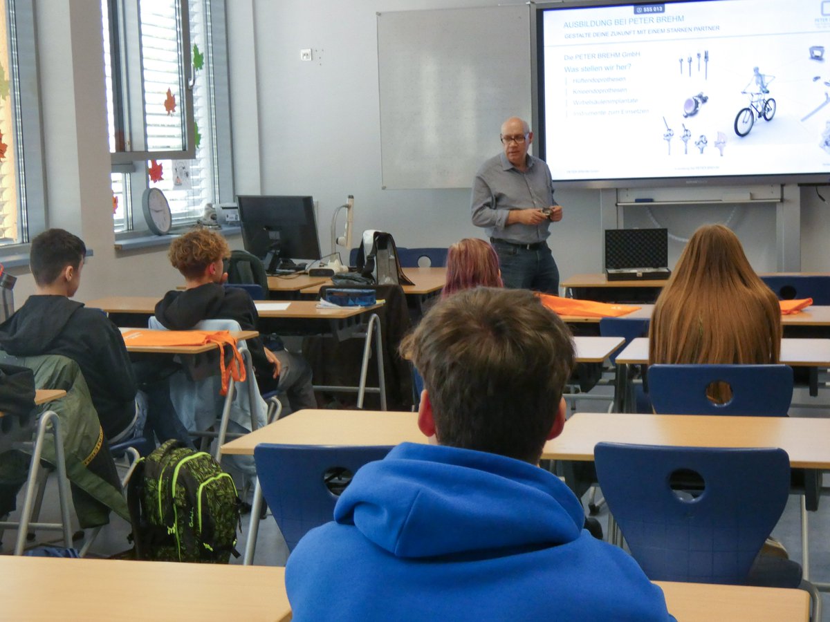PETERBREHM_GmbH's tweet photo. Wollt ihr wissen, welche Berufe ihr bei uns erlernen könnt und wie Eure Karriere aussehen kann? Regelmäßig sind unsere Ausbilder*innen in Schulen unterwegs und ermöglichen Euch einen Blick hinter die Kulissen in die spannende Welt der Medizintechnik bei #PETERBREHM. #Ausbildung https://t.co/IDJGhxkSEq
