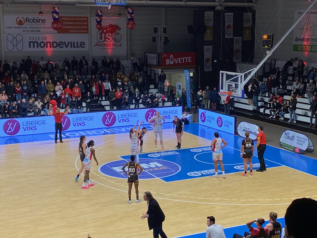 devnclic's tweet photo. 🏀 Retour en images sur le match à domicile contre @ChampBasketFem samedi dernier. Une victoire de l'@usombasket qui a su se défaire du piège rémois en 2eme mi-temps, grâce notamment à l'américaine Ashten Prechtel élue MVP de la rencontre 👊💪👏🔴⚪#letsgousom #rugirensemble https://t.co/MAkz0p0lXC