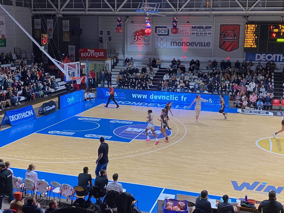 devnclic's tweet photo. 🏀 Retour en images sur le match à domicile contre @ChampBasketFem samedi dernier. Une victoire de l'@usombasket qui a su se défaire du piège rémois en 2eme mi-temps, grâce notamment à l'américaine Ashten Prechtel élue MVP de la rencontre 👊💪👏🔴⚪#letsgousom #rugirensemble https://t.co/MAkz0p0lXC