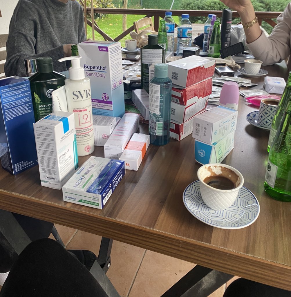 En yakın arkadaşın dermatolog ve kongreden sana ürün toplar…