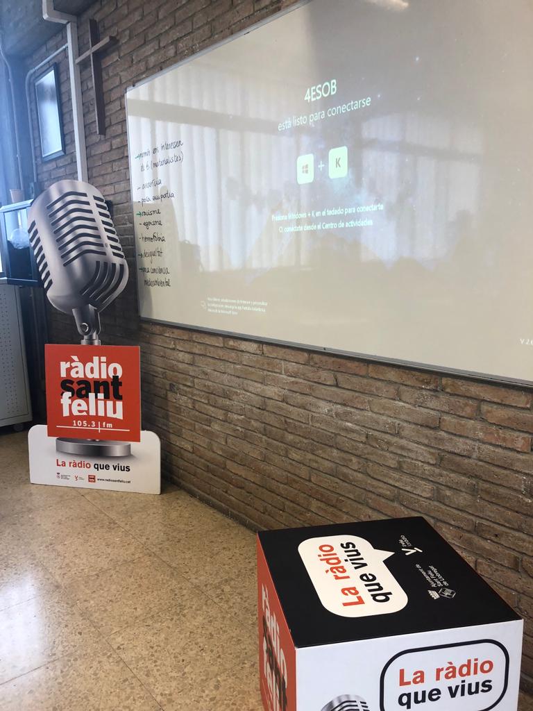 Avui l'equip de Ràdio Sant Feliu ha visitat el Col.legi Verge de la Salut per fer un taller de ràdio amb l'alumnat d'ESO amb motiu de la celebració al centre del Dia del Pare Carles, fundador de l’entitat que va iniciar l’escola #radioSFalescola @Radio_SantFeliu @VergeSalut