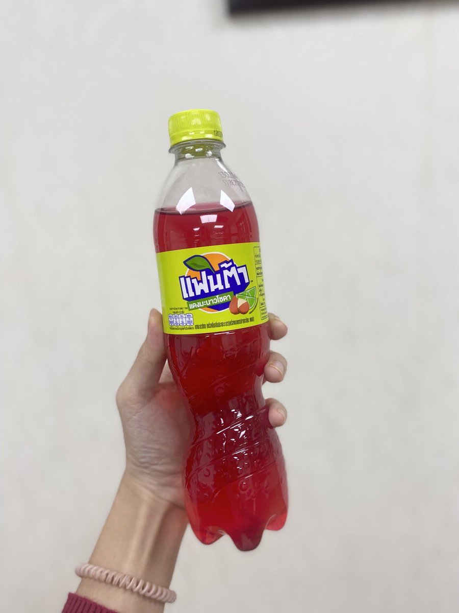 jellllnrr's tweet photo. #แฟนต้า ออกรสใหม่อีกแล้วววว แดงมะนาวในตำนาน เปรี้ยวจี้ดด ซ่าสดชื่นสุดๆ ขวดสีแดงฝาเขียวจำง่ายม๊วกก ใครหาความจี๊ดความซ่าสดชื่นพุ่งตัวไปที่เซเว่นเลยจ้า เปรี้ยวซ่าจริงแม่

#รีวิวเซเว่น https://t.co/crnL5HiHSA