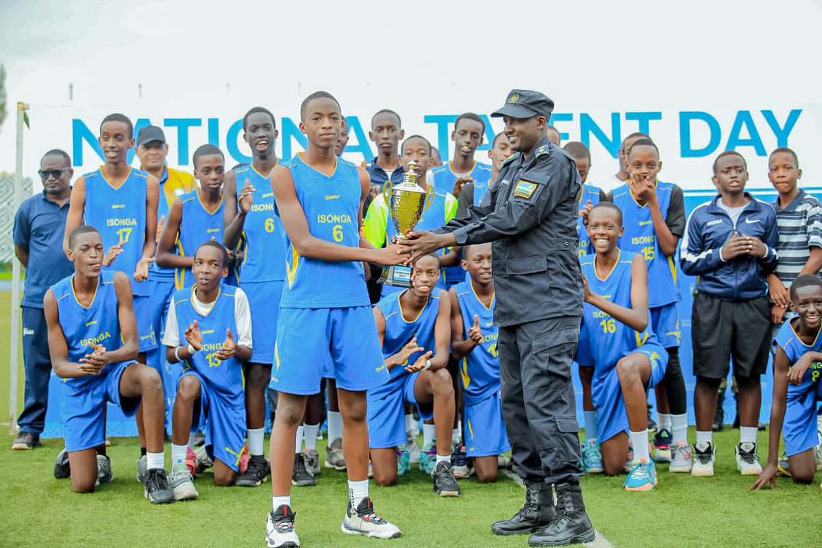 imfuraluc01's tweet image. #NATIONALTalentDay | 2023 

YARI WEEKEND NZIZA CYANE MU KARERE KA HUYE NO KURI SIPORO YACU… 

Ubu n’ejo Hazaza biciye muri #IsongaProgram , Minisiteri ya Siporo yatangije gahunda nziza yo gutegura abazatwara ibihembo ku ruhando mpuzamahanga. 

Abana bagera kuri 599 (Abahungu…