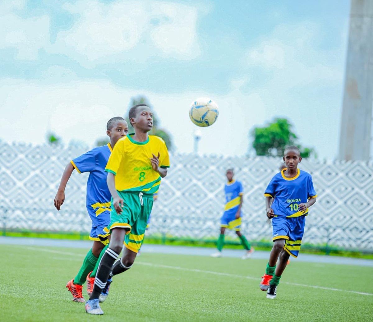 imfuraluc01's tweet image. #NATIONALTalentDay | 2023 

YARI WEEKEND NZIZA CYANE MU KARERE KA HUYE NO KURI SIPORO YACU… 

Ubu n’ejo Hazaza biciye muri #IsongaProgram , Minisiteri ya Siporo yatangije gahunda nziza yo gutegura abazatwara ibihembo ku ruhando mpuzamahanga. 

Abana bagera kuri 599 (Abahungu…