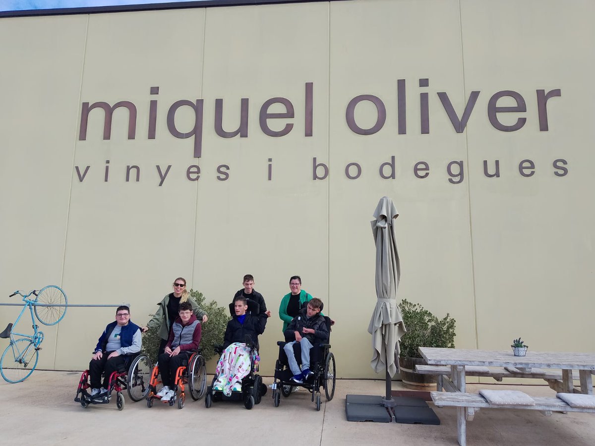 aspaceib's tweet photo. [#SEDIIA] 🍷La setmana passada, les aules 7 i 8 de #CCEEPinyolVermell van visitar les vinyes i cellers #MiquelOliver, 🍇 a Petra. L'objectiu de la sortida era conèixer el procés d'elaboració del vi, emmarcat dins el projecte "D'on venen els aliments?". 👌👌Una visita de '10' ! https://t.co/KwXj3uoWZi