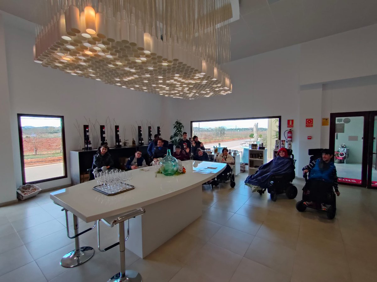 aspaceib's tweet photo. [#SEDIIA] 🍷La setmana passada, les aules 7 i 8 de #CCEEPinyolVermell van visitar les vinyes i cellers #MiquelOliver, 🍇 a Petra. L'objectiu de la sortida era conèixer el procés d'elaboració del vi, emmarcat dins el projecte "D'on venen els aliments?". 👌👌Una visita de '10' ! https://t.co/KwXj3uoWZi