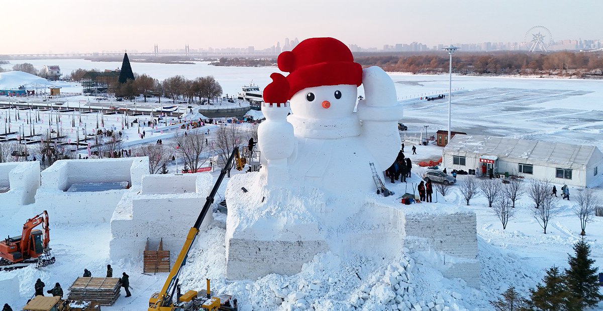 CGTNOfficial's tweet photo. Huge snowman set to welcome visitors to Harbin, NE #China's Heilongjiang Province. https://t.co/KJI7vZ1hxq