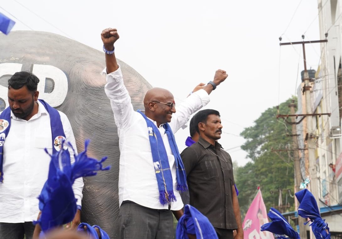 tonybekkal's tweet photo. కోనప్ప 15 ఏళ్లుగా MLA,
పాల్వాయికి.. వాళ్ల అయ్య టైం నుంచి పలుకుబడి ఉంది.
పైగా డబ్బు, గూండాయిజంలో ఇద్దరూ ఇద్దరే..
దీనికితోడు చదువుకు, అభివృద్ధికి లక్ష కి.మీ.ల దూరంలో సామాజిక, రాజకీయ కనీస అవగాహన లేని నియోజకవర్గం సిర్పూరు.
అలాంటి సీటులో పైసా ఇవ్వకుండా 44 వేల ఓట్లు సాధించి అతిపెద్ద విజయాన్ని సాధించారు RSP🐘
డబ్బు, ప్రలోభాలు లేని రాజకీయం సాధ్యమని నిరూపించారు.
గెలవకుండానే ఎన్నికల్లో పెద్దమార్పు తీసువచ్చారు.
బహుజన సమాజానికి నిజమైన నాయకుడు RSP🐘🤙