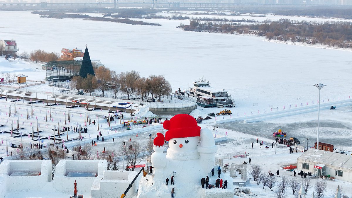 CGTNOfficial's tweet photo. Huge snowman set to welcome visitors to Harbin, NE #China's Heilongjiang Province. https://t.co/KJI7vZ1hxq