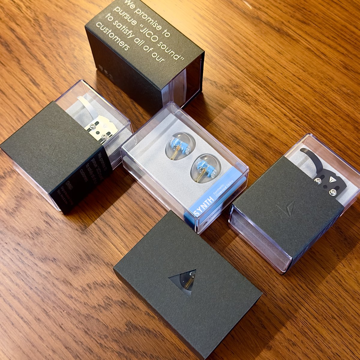 JICO_INT's tweet photo. Exciting news! Check Out the a fresh look for the JICO CUSTOM SHOP brand new cutting edge SD N44 Stylus models and MM Cartridge packaging! ✨
We’ve kept the essence of our Classic CSS packaging but added a sleek black-themed design.
#JICO #JICOCUSTOMSHOP #JICOSD #SD #HIFINEWS https://t.co/2iN3cQkCiu
