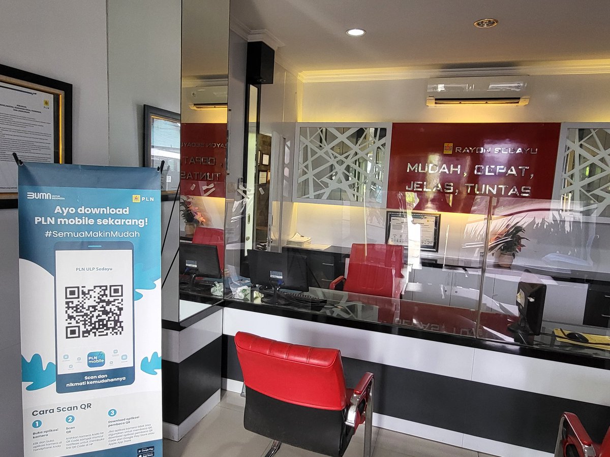 PutrantoBecan's tweet photo. Tolong @pln_123 itu pegawai kantor pln sedayu jogja di kondisikan. Saya nunggu jam istirahat jam 12.00 sampai jam 13.00, pas setelah jam 13.00 dapat info pelayanan sementara kosong karena para pegawai jenguk orang sakit. Katanya slogannya mudah, cepat, jelas, tuntas. Huh..... https://t.co/AXxUP2zOYq