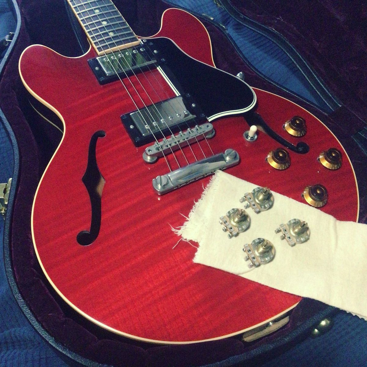 ruki_bear's tweet photo. Gibson CS-336 ポット交換完了❣
今回はカスタムのCTS Jカーブです😊
これから、もろもろ調整に入ります。
#Gibson #CS336 #CTS https://t.co/kpNK3LZZJf