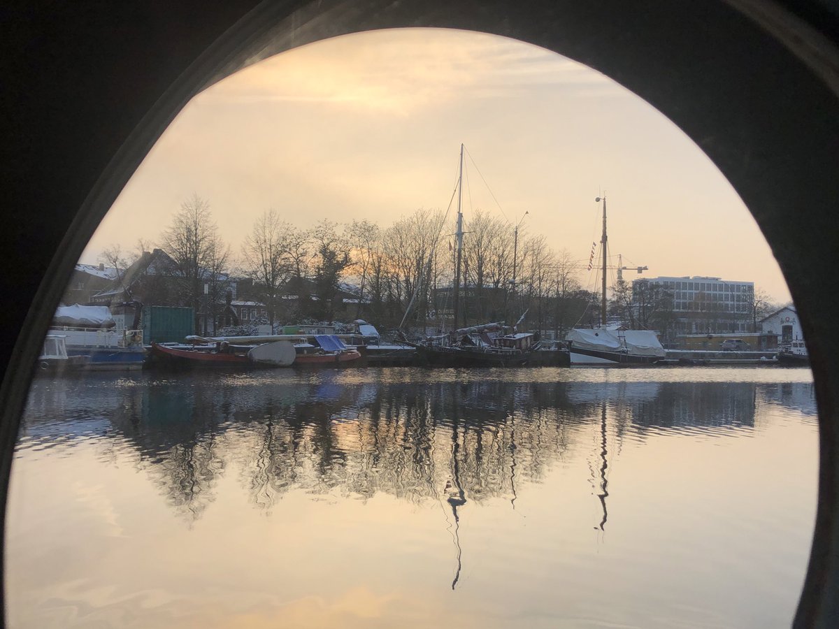 kanal_77's tweet photo. So selten und so schön: #Schnee im #Hafen #kanal77 #schlafenimhafen #hotel #hamburg #harburg #hotelschiff #bedandbreakfast #urlaub #schiff #reisen #winter https://t.co/sHyOcdwblw https://t.co/QLET50FFux